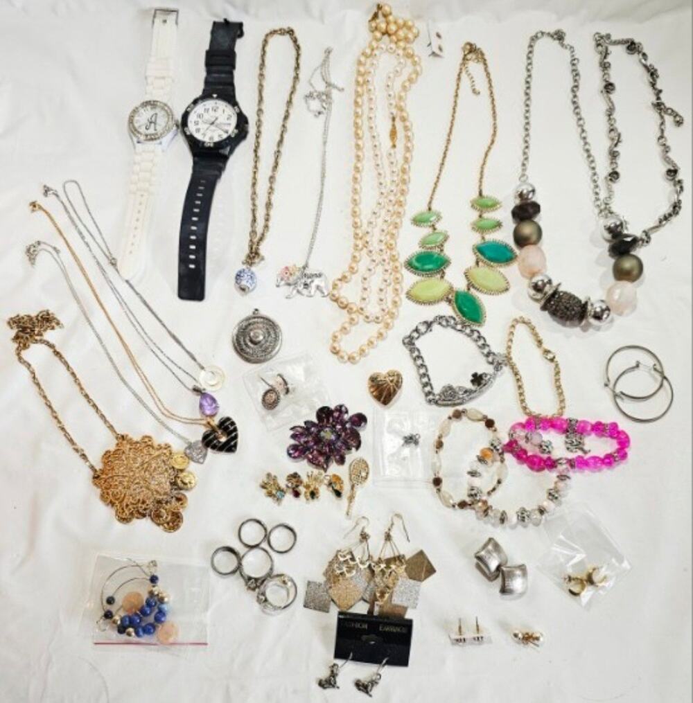 Assorted Womens Fashion Costume Jewelry 1.8 lbs Mixed Items Rings Necklaces Brac